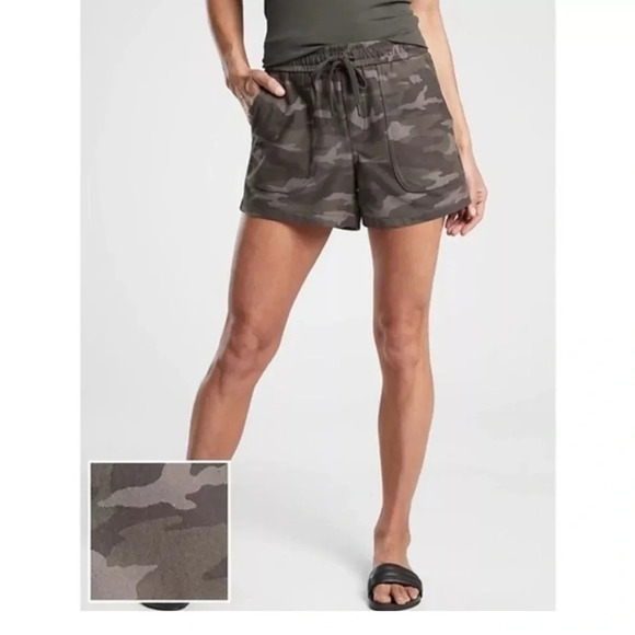 Athleta Pants - Athleta Camo Farallon Short, Black Olive Camo SIZE 0
#566687 01002 preloved